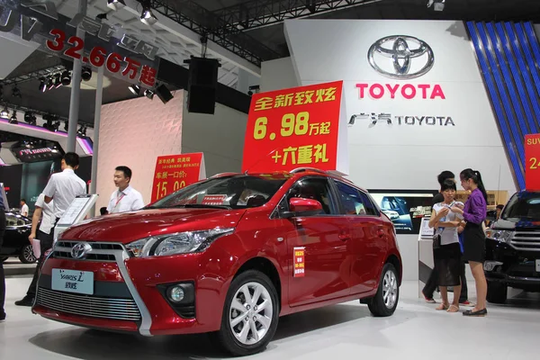 Los Empleados Son Vistos Junto Toyota Yaris Durante Una Exposición — Foto de Stock