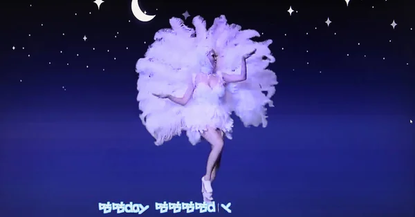 November 2014 Dansar Kinesiska Popsångerskan Wang Rong Klädd Kyckling Kostym — Stockfoto
