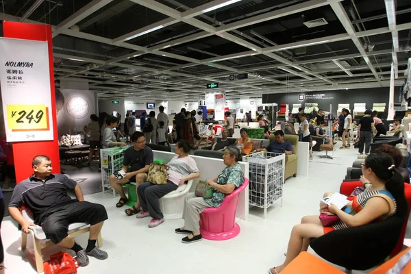 Clienti Riposano Presso Negozio Arredamento Ikea Nel Distretto Baoshan Shanghai — Foto Stock