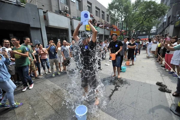 Молодые Люди Выстраиваются Вдоль Улицы Бросить Вызов Ice Bucket Challenge — стоковое фото