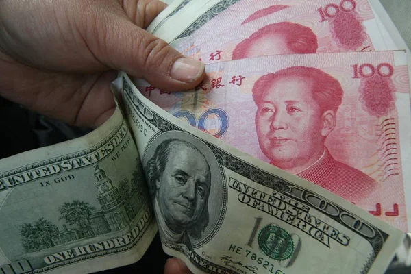 2011年3月31日 江苏省南通市海安县一家银行的一名中国职员统计美元和人民币 人民币 — 图库照片