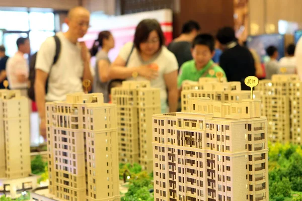 2014年10月20日 中国上海房地产交易会期间 中国购房者关注住宅公寓楼模型 — 图库照片