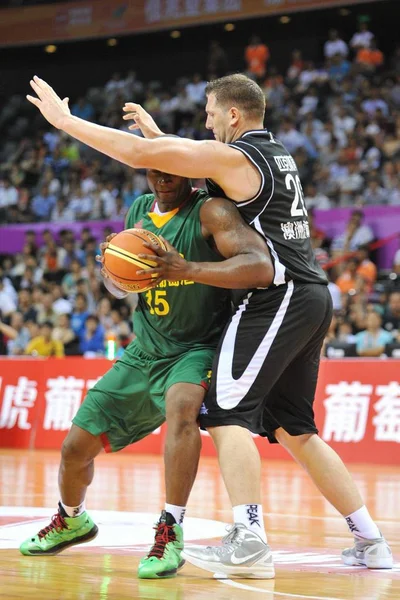 Jugador Selección Nacional Baloncesto Camerún Izquierda Enfrenta Defensor Canadá Toronto — Foto de Stock