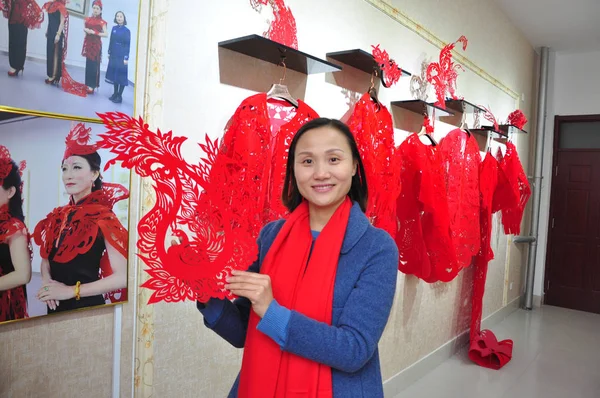 Artesana China Liang Ying Exhibe Cheongsam Qipao Hecho Recortes Papel — Foto de Stock