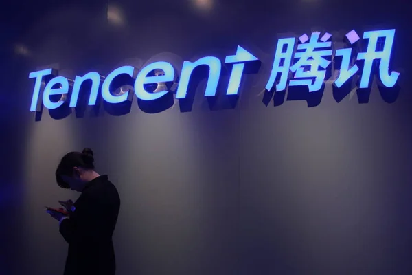 Chiński Pracownik Korzysta Telefonu Komórkowego Przed Signage Tencent Siedzibie Shenzhen — Zdjęcie stockowe