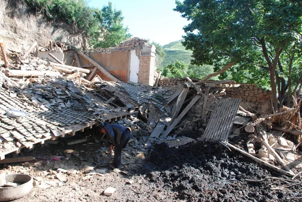 Uma Mulher Local Procura Por Pertences Ruínas Uma Casa Desmoronada — Fotografia de Stock