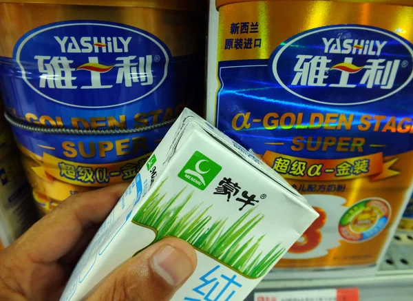Čínský Zákazník Ukazuje Karton Čistého Mléka Mengniu Které Nachází Před — Stock fotografie