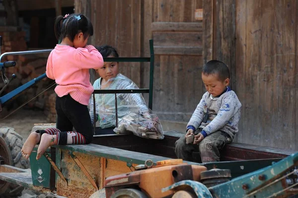 Местные Дети Играют Тракторе Деревне Чжаньли Городе Гаозэн Уезд Концзян — стоковое фото