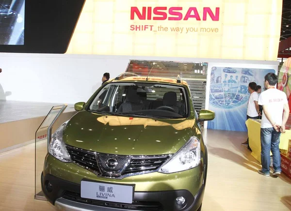 Fájl Ember Látogat Stand Nissan Során Egy Személygépkocsi Expo Zhengzhou — Stock Fotó