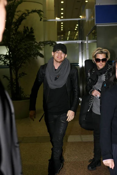 Amerikaanse Pop Zanger Adam Lambert Wandelingen Shanghai Pudong Airport Shanghai — Stockfoto