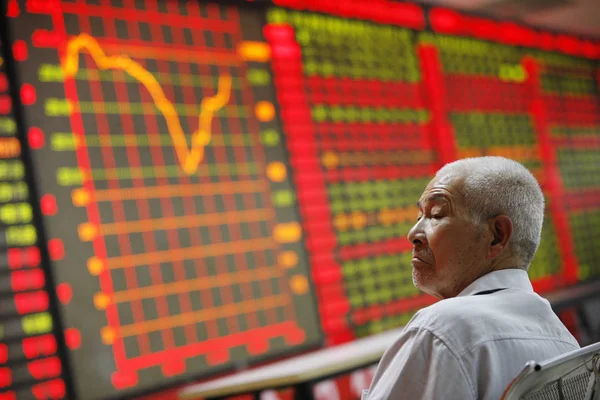 2013年6月25日 中国东部安徽省淮北市一家股票经纪公司的股价 价格上涨为红色 价格下跌为绿色 — 图库照片