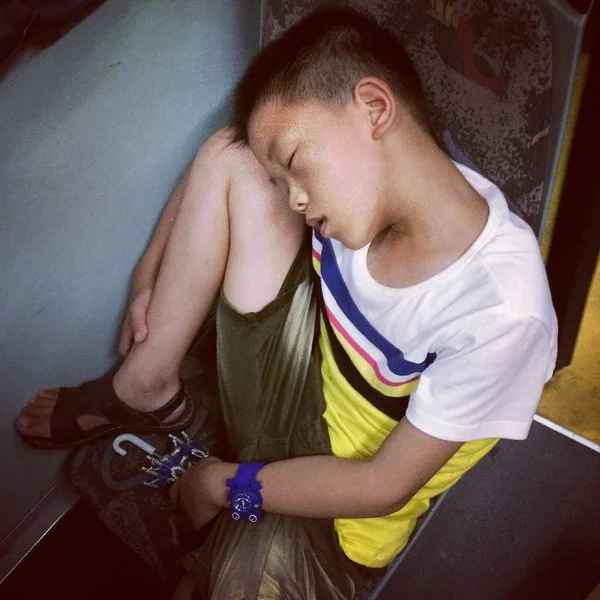 Молодий Хлопчик Напн Автобусі Вночі Місті Ханчжоу Провінції Чжецзян Східного — стокове фото