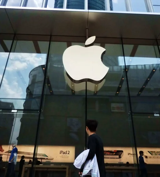 Pedestrian Walks Apple Store Shanghai China September 2011 — Stock Photo, Image