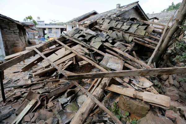 Tekintettel Törmelék Egy Elpusztult Ház Után Nagyságú Földrengés Jinggu Dai — Stock Fotó