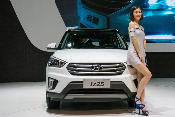 Modelo Posa Con Todoterreno Hyundai Ix25 Durante Una Exhibición Automóviles —  Fotos de Stock