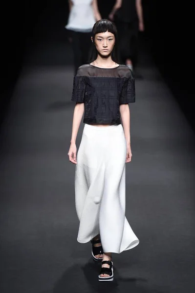 모델은 2014 베이징 2015 패션쇼에서 디자이너 타오에 새로운 창조를 — 스톡 사진