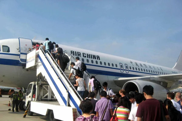 Passageiros Embarcam Avião Air China Aeroporto Internacional Hongqiao Xangai China — Fotografia de Stock