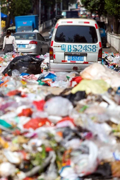 Ein Minivan Ist Von Müllbergen Umgeben Die Auf Einer Straße — Stockfoto