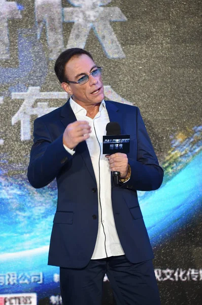 美国好莱坞动作片明星让 克劳德 范达梅在2014年11月25日于中国北京举行的电影 煎饼人 新闻发布会上发表讲话 — 图库照片