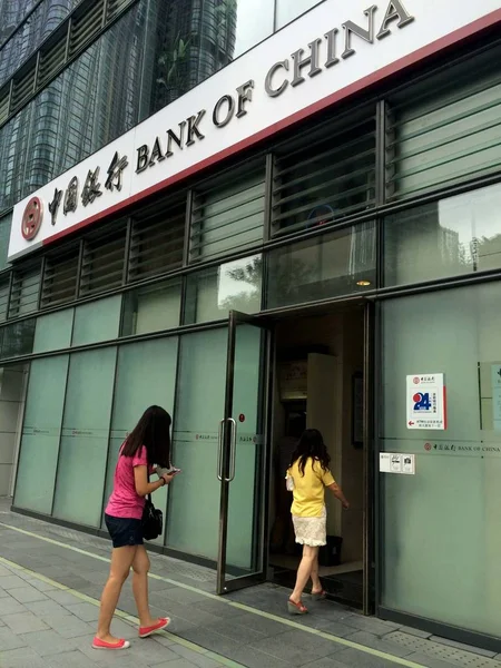 Ügyfelek Felé Sétálva Bank China Boc Pekingben Kínában Augusztus 2014 — Stock Fotó