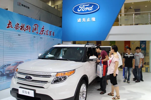 2014年10月1日 在中国东南部福建省福州市举行的车展上 参观者正在看福特探险家 — 图库照片