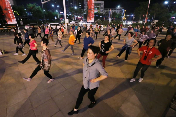 Женщины Пенсионеры Китая Танцуют Площади Ночью Городе Вейфан Провинция Шаньдун — стоковое фото