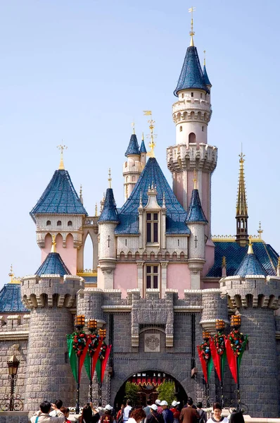 Turyści Odwiedzają Zamek Hong Kong Disneyland Resort Hong Kongu Chiny — Zdjęcie stockowe
