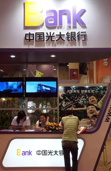 File Gente Visita Stand Del Banco Everbright China Durante Eepo —  Fotos de Stock