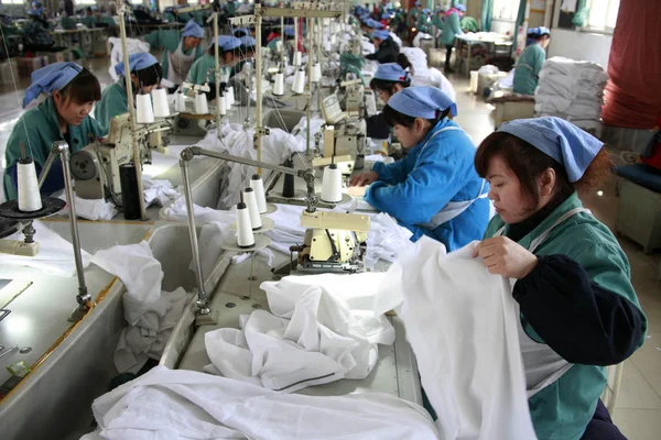 2013년 화이베이시의 치우얀 그룹의 공장에서 동남아시아 국가로 수출할 바느질한 중국인 — 스톡 사진