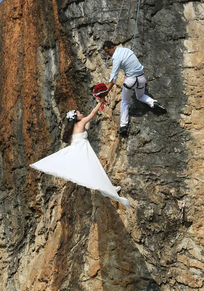 Zheng Ένα Βράχο Ορειβάτης Και Νύφη Του Ανεβείτε Έναν Βράχο — Φωτογραφία Αρχείου
