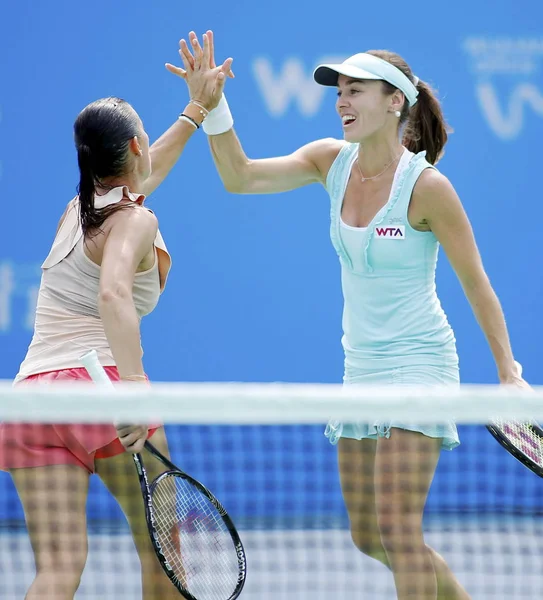 Martina Hingis Switzerland Right Celebrates Flavia Pennetta Italy Scoring Raquel — Stock Photo, Image