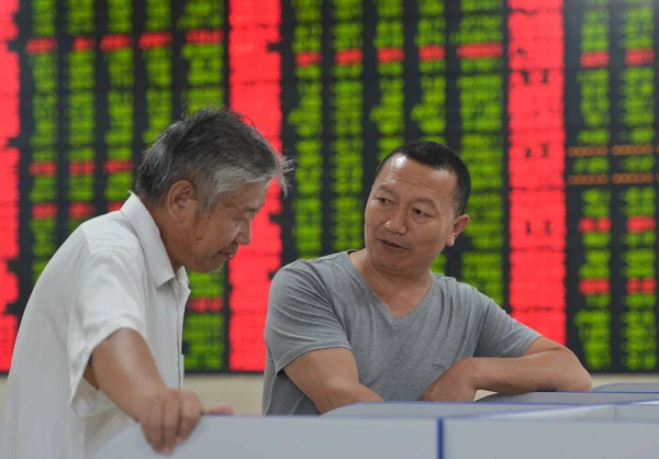 Китайские Инвесторы Разговаривают Глядя Цены Акции Красный Роста Цен Зеленый — стоковое фото