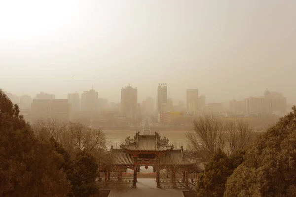 2013年3月1日 中国西部的兰州市遭遇沙尘暴袭击 在大雾和烟雾中可以看到建筑物 — 图库照片