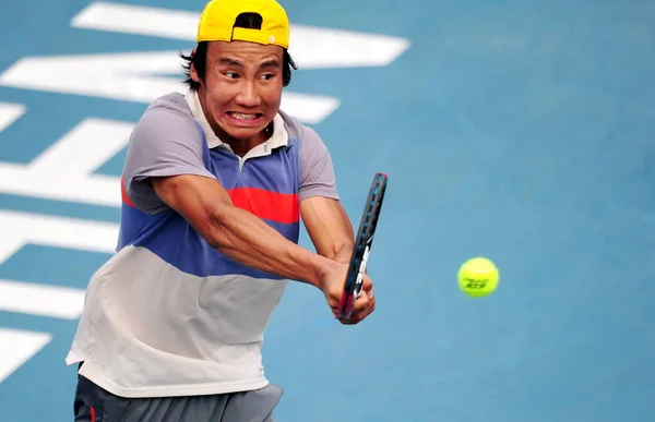 中国の欧陽ボーエンを返しますショット コロンビアのサンティアゴジラルドに男子シングルス中に最初の深圳市 中国南部の広東省 2014 2014 Atp 深セン オープン テニス トーナメントのラウンド — ストック写真