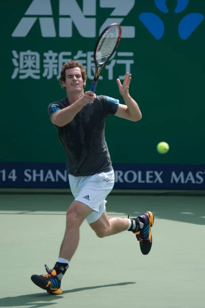 イギリスのアンディ マレーは 2014 上海で 2014年上海マスターズ テニス トーナメントのトレーニング セッション中にショットを返します — ストック写真