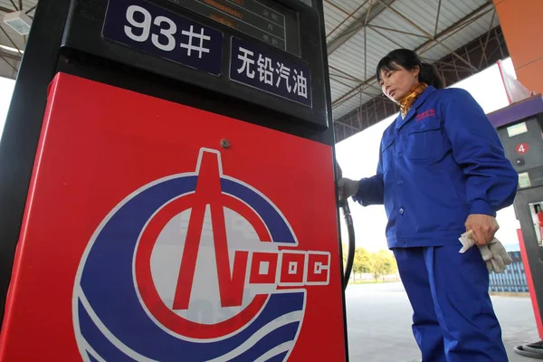 Trabalhador Chinês Coloca Bocal Petróleo Volta Posto Gasolina Cnooc China — Fotografia de Stock
