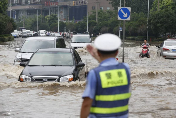 Сотрудник Гибдд Направляет Машины Проезд Затопленной Дороге Вызванной Проливным Дождем — стоковое фото