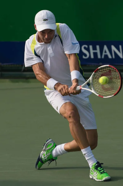 スペインのロベルト バウティスタ Agut 戻りますショット Vasek Pospisil カナダの男子シングルスの 回戦で 2014年上海マスターズ テニス大会で — ストック写真