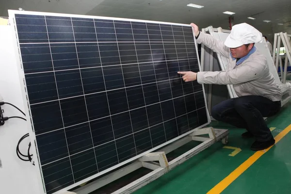 Trabajador Chino Examina Panel Solar Para Ser Exportado Europa Los —  Fotos de Stock