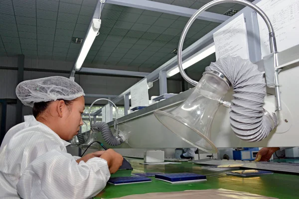 女性中国人労働者が宜陽市 中央中国河南省 2014 日に工場で太陽電池パネルを生成します — ストック写真