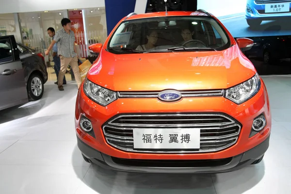 Besökare Prova Ford Ecosport 2014 Pudong Internationella Fordonsindustrin Utställning Shanghai — Stockfoto