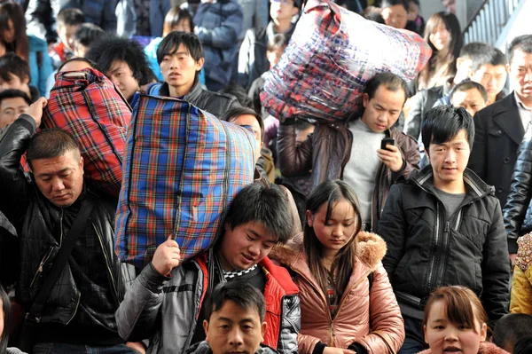 Folkmassa Kinesiska Passagerare Huvud För Deras Tåg Vid Järnvägsstationen Guiyang — Stockfoto
