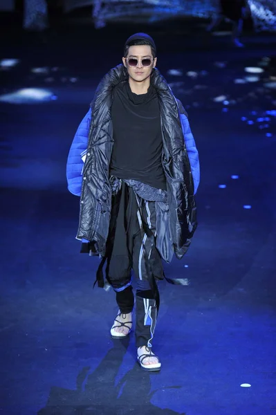 Modelo Exibe Uma Nova Criação Qiu Yuwen Zhang Zhaoda Fashion — Fotografia de Stock