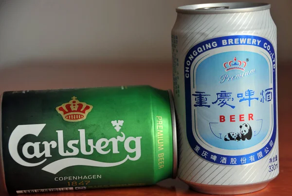 Latas Cerveza Chongqing Fabricadas Por Chongqing Brewery Ltd Cerveza Carlsberg —  Fotos de Stock