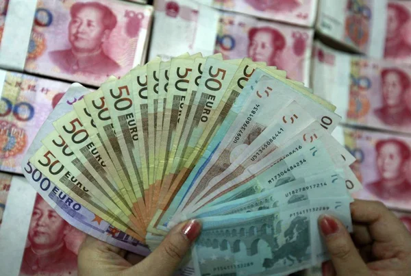 Empregado Chinês Conta Notas Euro Sobre Notas Rmb Renminbi Yuan — Fotografia de Stock