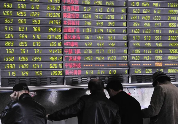 Chinese Investors Look Prices Shares Green Price Falling Stock Brokerage — Stock Photo, Image