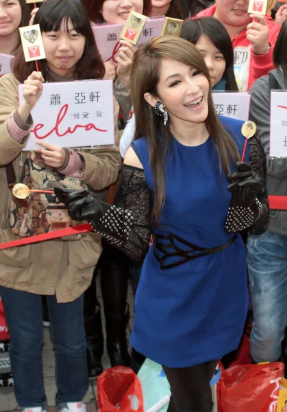 2012 日彼女の新しい音楽アルバム イム準備 台湾での記者会見で彼女のファンと共にポーズをとる台湾歌手エルバシャオ — ストック写真