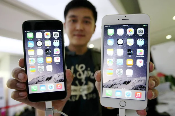 Ένας Κινέζος Αγοραστής Δείχνει Iphone Και Συν Smartphones Ένα Υποκατάστημα — Φωτογραφία Αρχείου