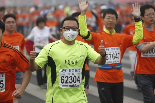 Chiński Uczestnika Sobie Maskę Działa Innymi Uczestnikami Podczas Beijing Marathon — Zdjęcie stockowe