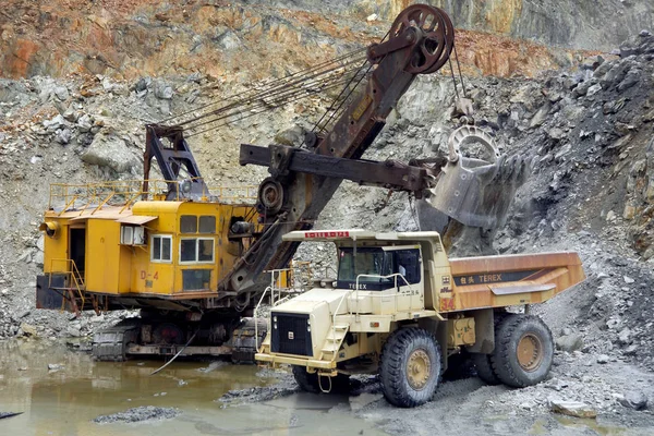 Máquina Mineração File Carrega Caminhão Com Minério Cobre Uma Mina — Fotografia de Stock